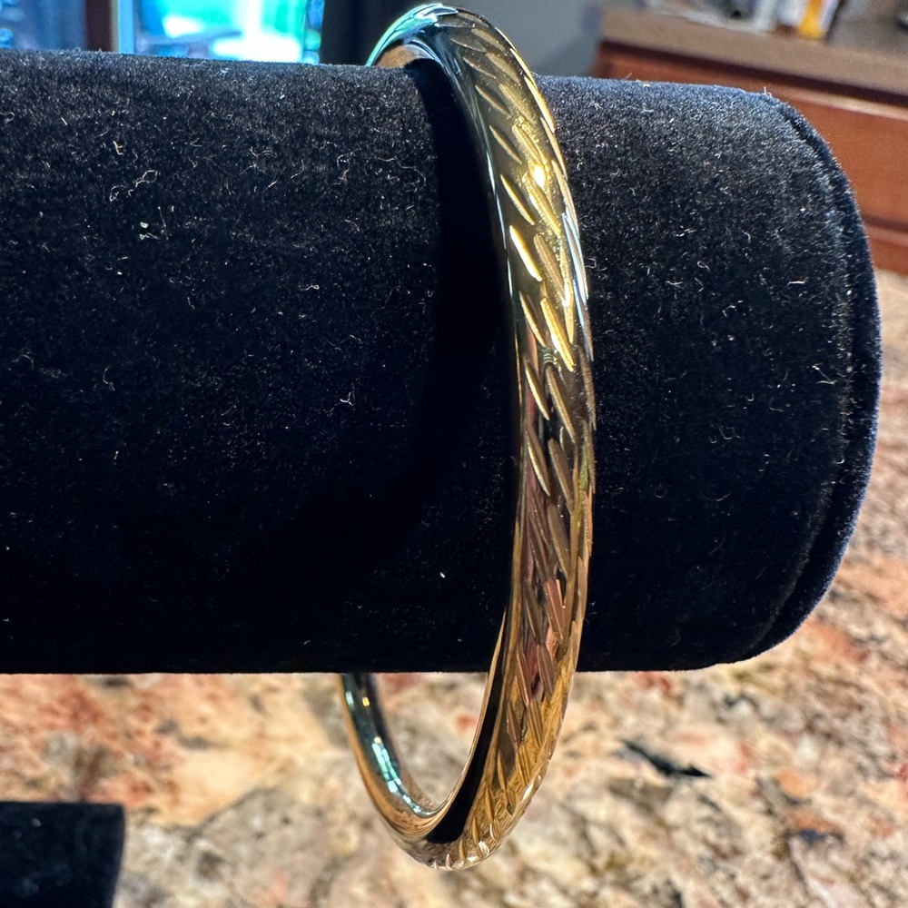 Bangle bracelet